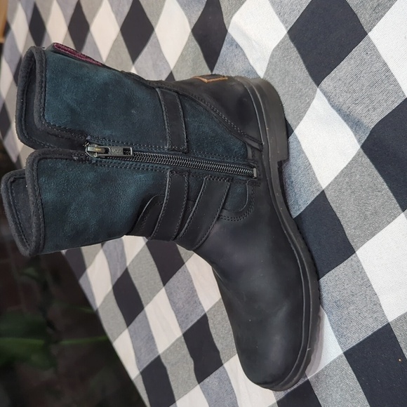 UGG Simmens Boots - Picture 5 of 9